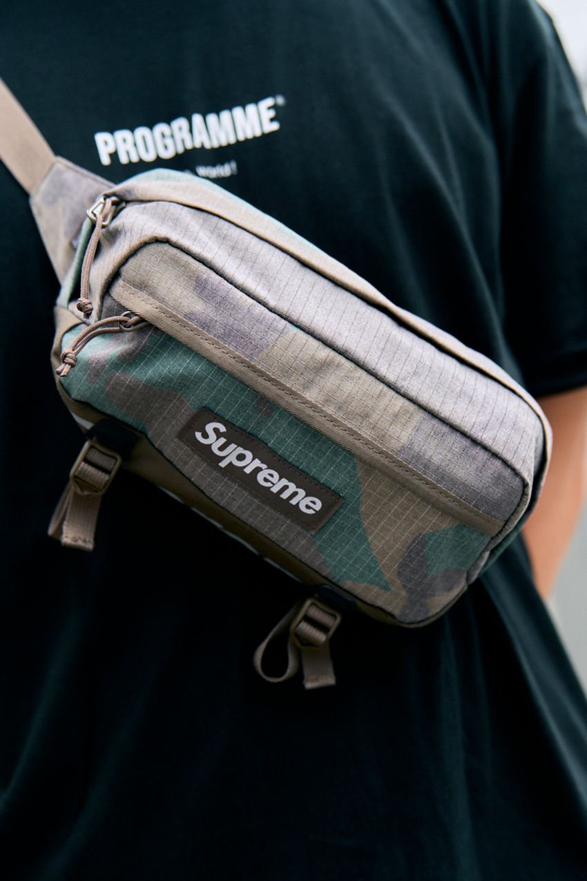 夏のモノトーンコーデに効く優秀小物の選び方をスナップで！ミニバッグ、チープカシオ……etc. - 5枚目の画像