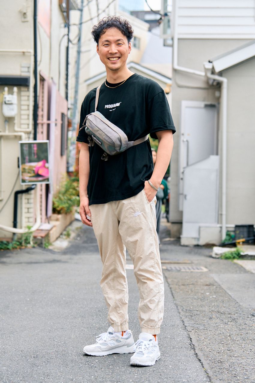 夏のモノトーンコーデに効く優秀小物の選び方をスナップで！ミニバッグ、チープカシオ……etc. - 4枚目の画像