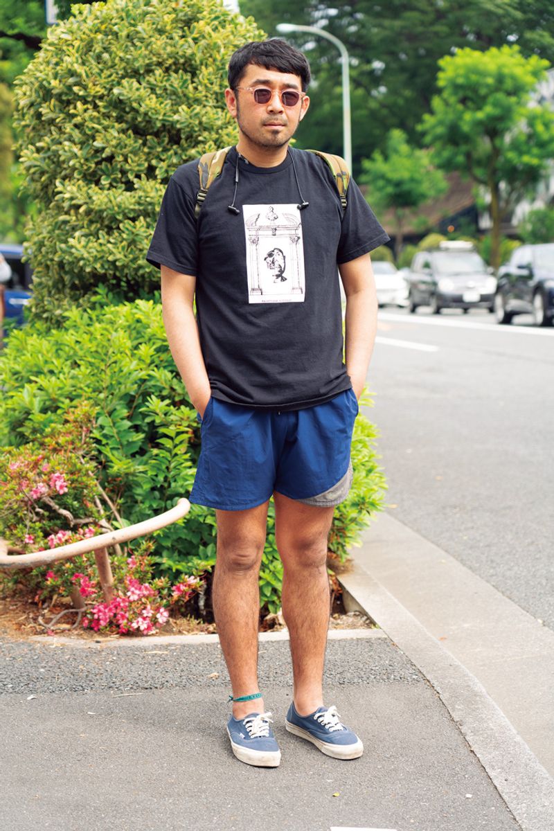 膝上ショーツの夏軽さを、スケルトンサングラスと黒スニーカーでシックに昇華 アユザワ