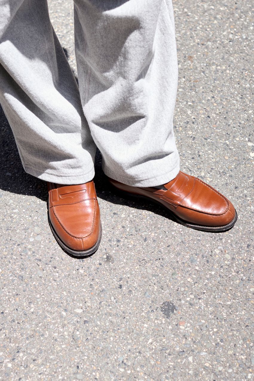 初夏もはきたいスウェットパンツ。大人っぽく見せるポイントは「シャツ合わせ」だった！ - 4枚目の画像