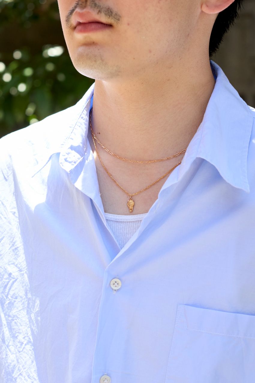 「その青シャツ、どこのブランド？」清潔感ある大人たちのシャツスタイルを街角スナップで - 3枚目の画像