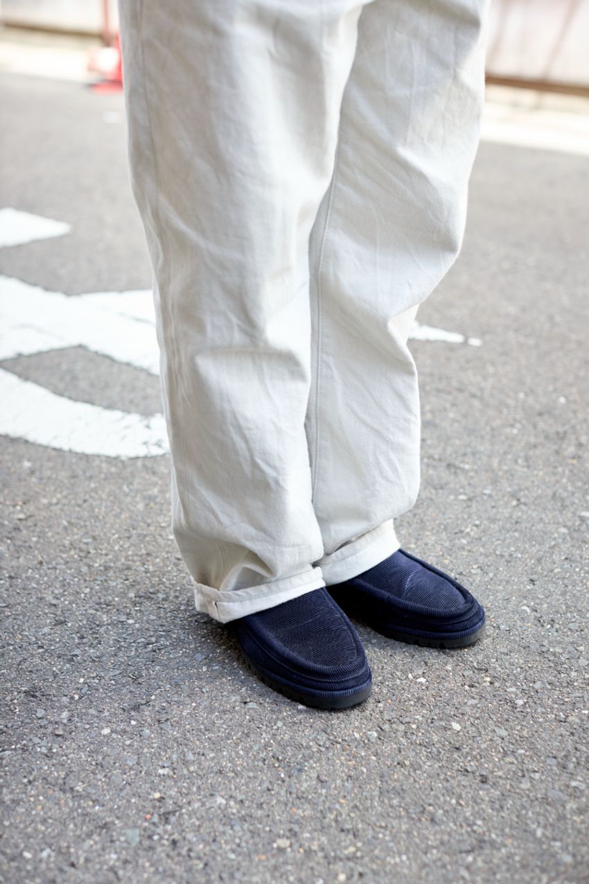 「白×ネイビー」は永遠の定番＆万能カラー！夏コーデに落とし込んだ大人たちをスナップで - 11枚目の画像