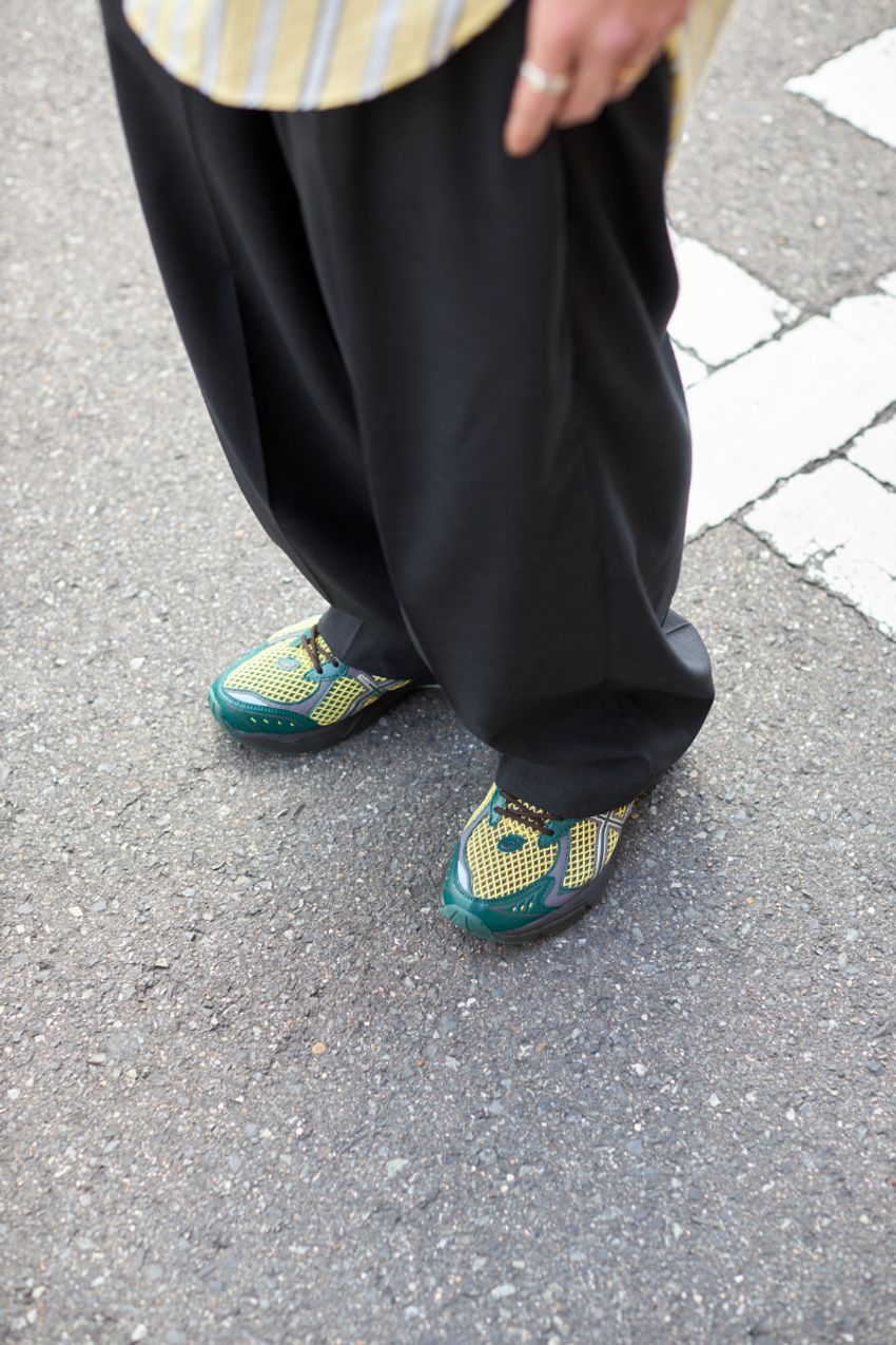 “ゆるパン”はシャツ合わせで程度に引き締める！街の大人たちが示した絶妙な匙加減 - 3枚目の画像