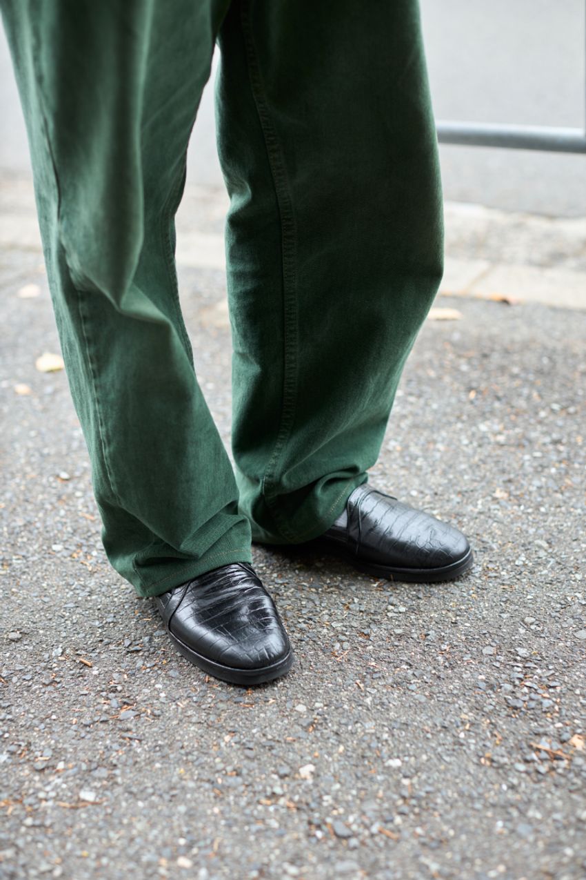 「その青シャツ、どこのブランド？」清潔感ある大人たちのシャツスタイルを街角スナップで - 10枚目の画像