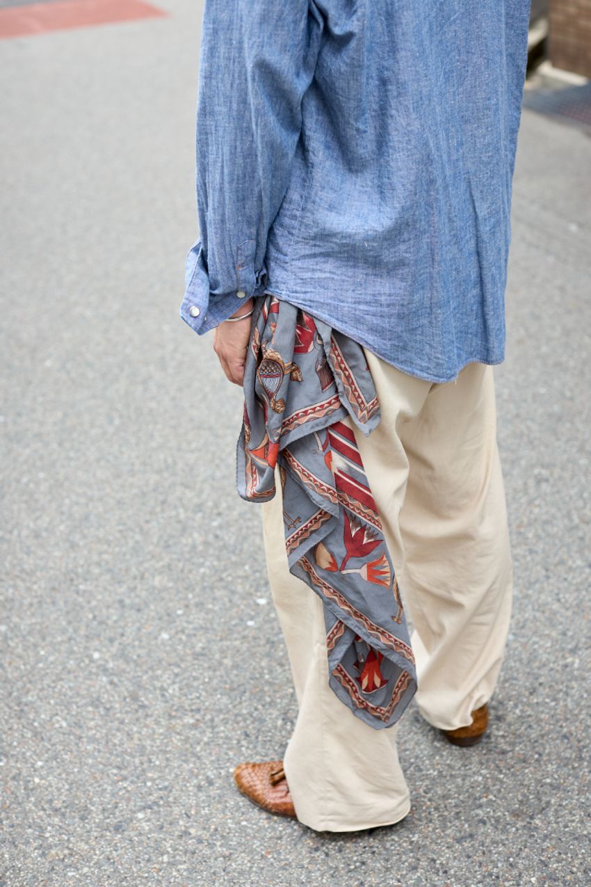 「シャツの着こなし必勝法」その秘訣は“袖捲り“の匙加減にあり！街の洒落者たちが実証 - 2枚目の画像