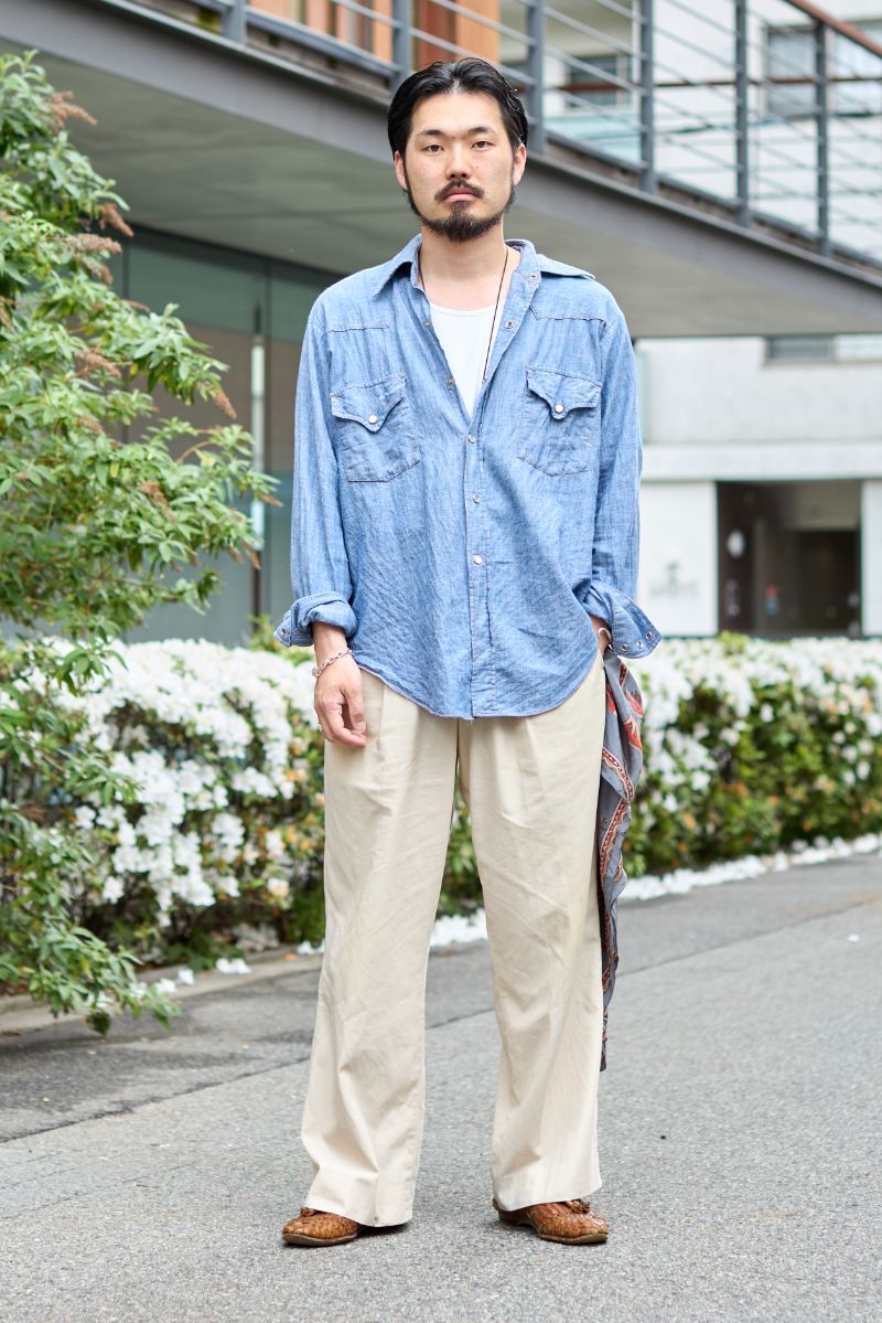 シャツ＝シアーズ　カットソー、シューズ、ブレスレット2＝すべて不明　パンツ＝ハバーサック　ブレスレット＝ロロ　リング＝パソ　リング2＝ジルプラットナー