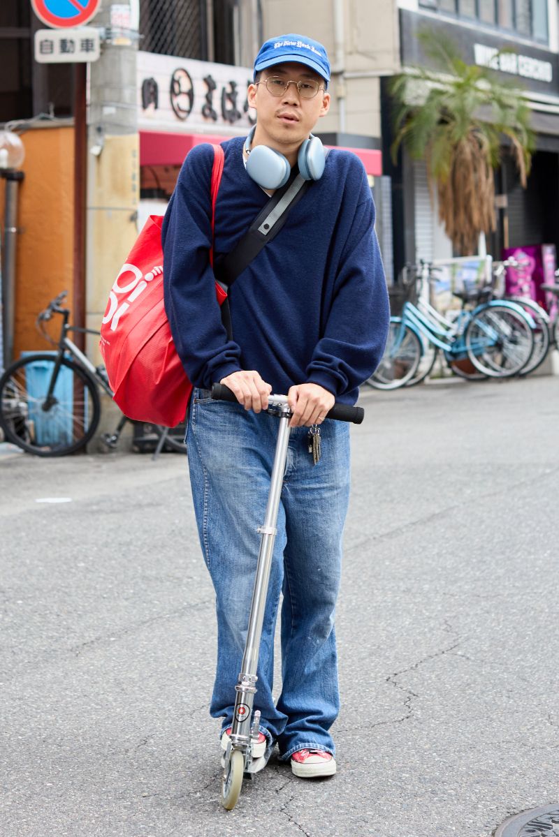ニット、デニム＝ともに古着