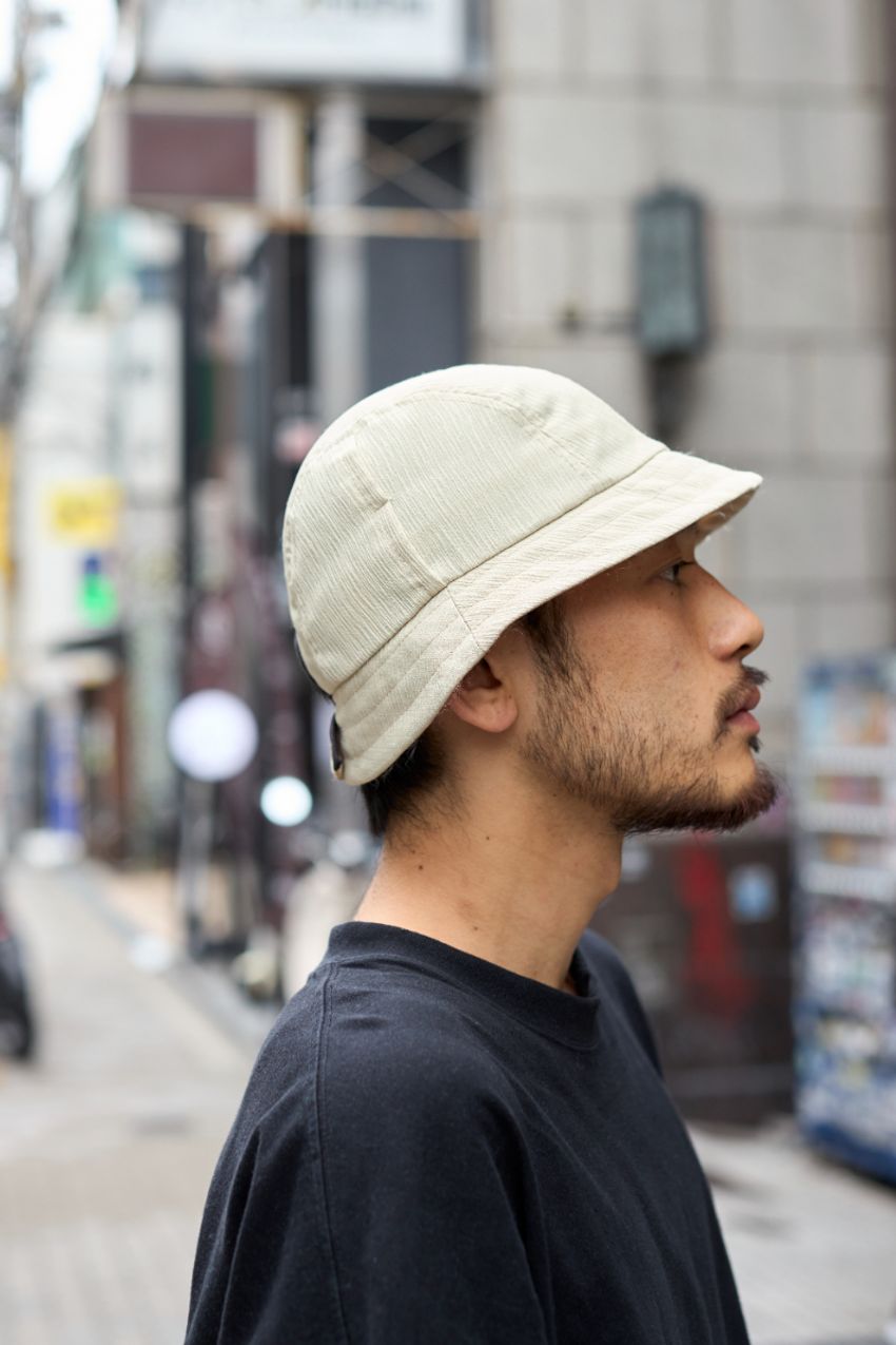 短パンを大人っぽく見せるコツは「足元に黒クラークス」。街角のコーデ好例3選で解説！ - 3枚目の画像