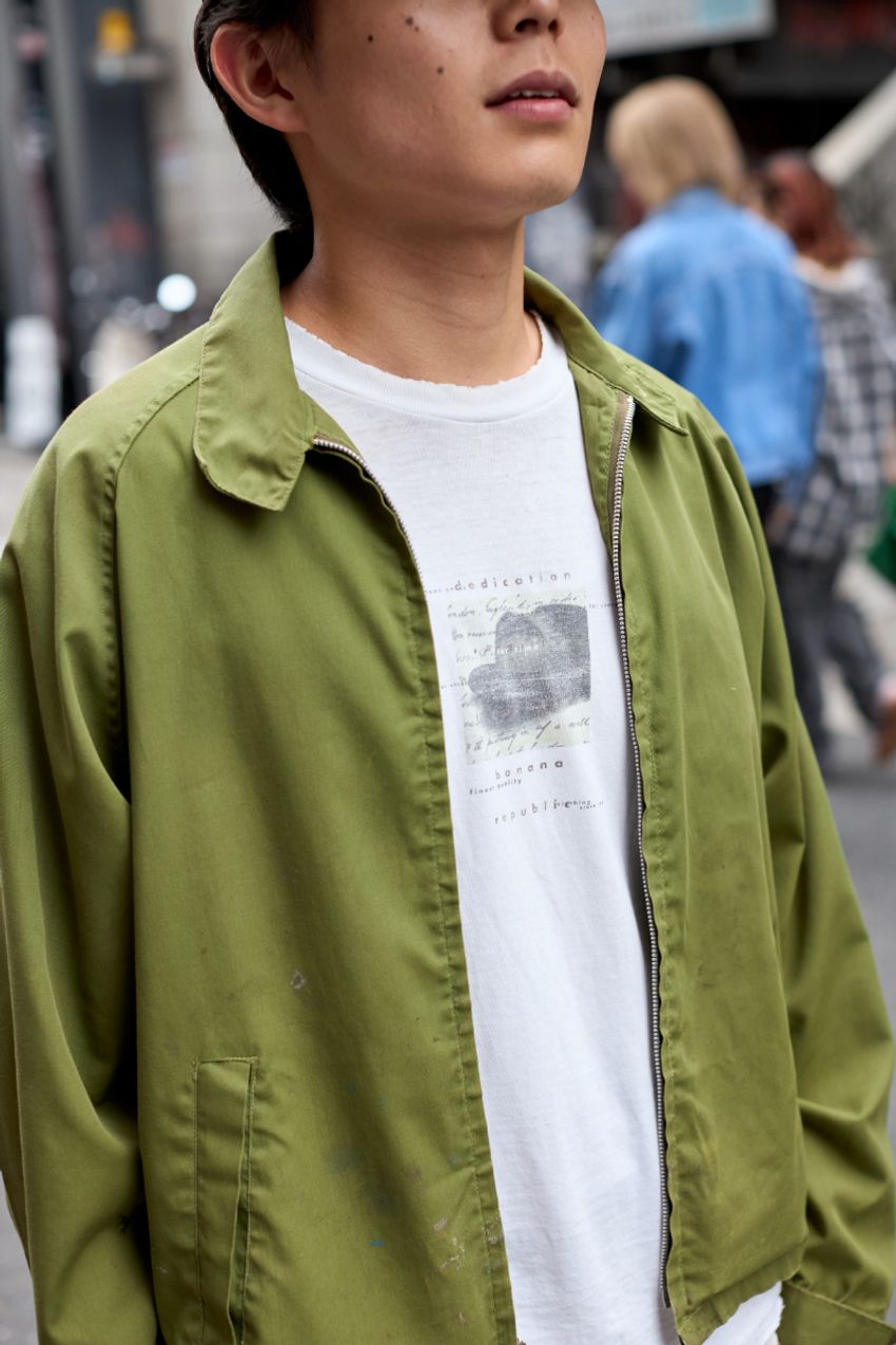 武骨で洗練された人気カラー「白×オリーブ」。街角の人はコーデにどう取り入れてた？ - 9枚目の画像