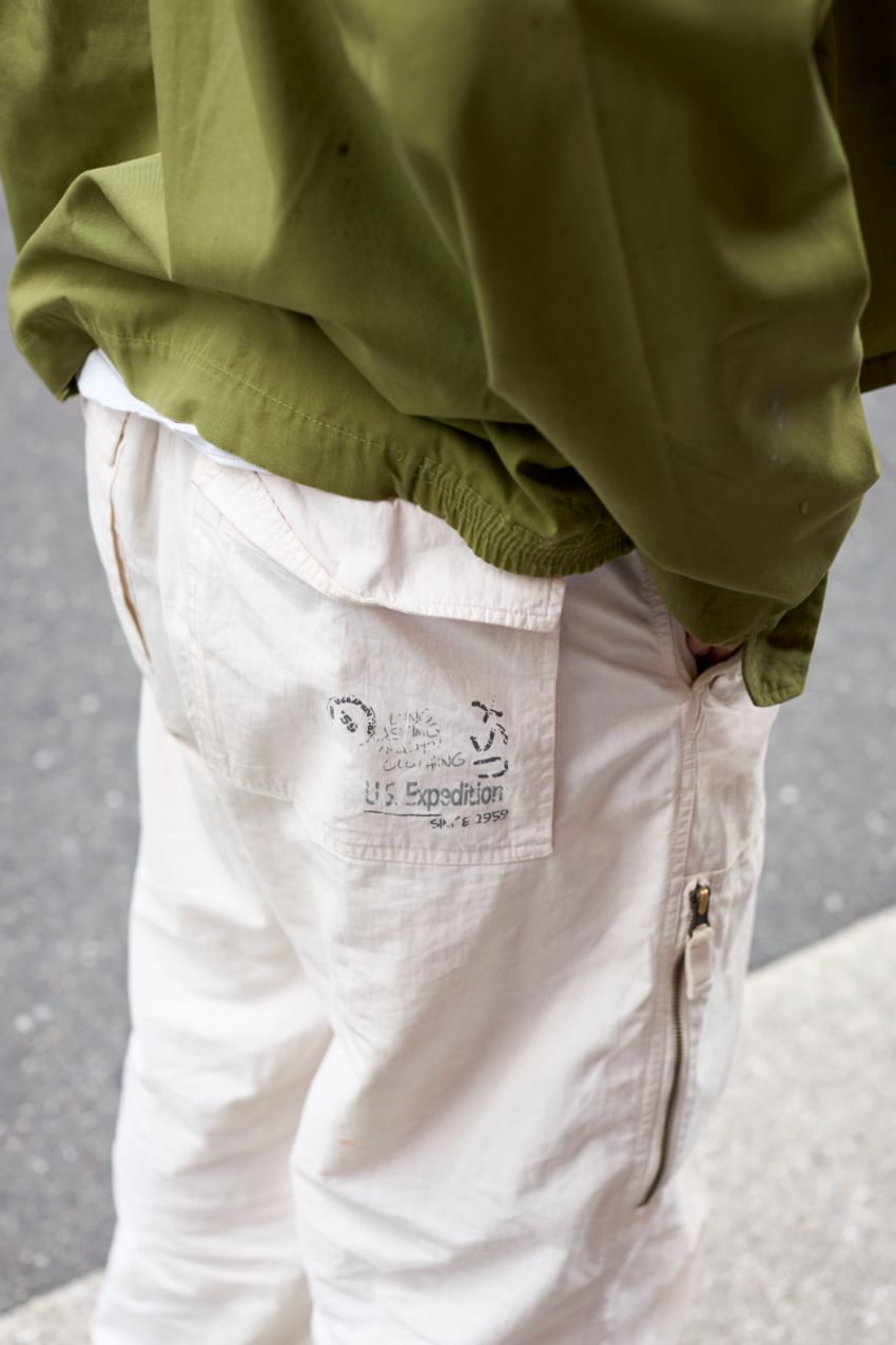 武骨で洗練された人気カラー「白×オリーブ」。街角の人はコーデにどう取り入れてた？ - 10枚目の画像