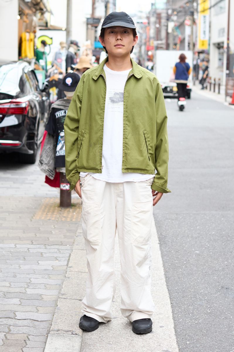 ジャケット、Tシャツ＝ともに古着