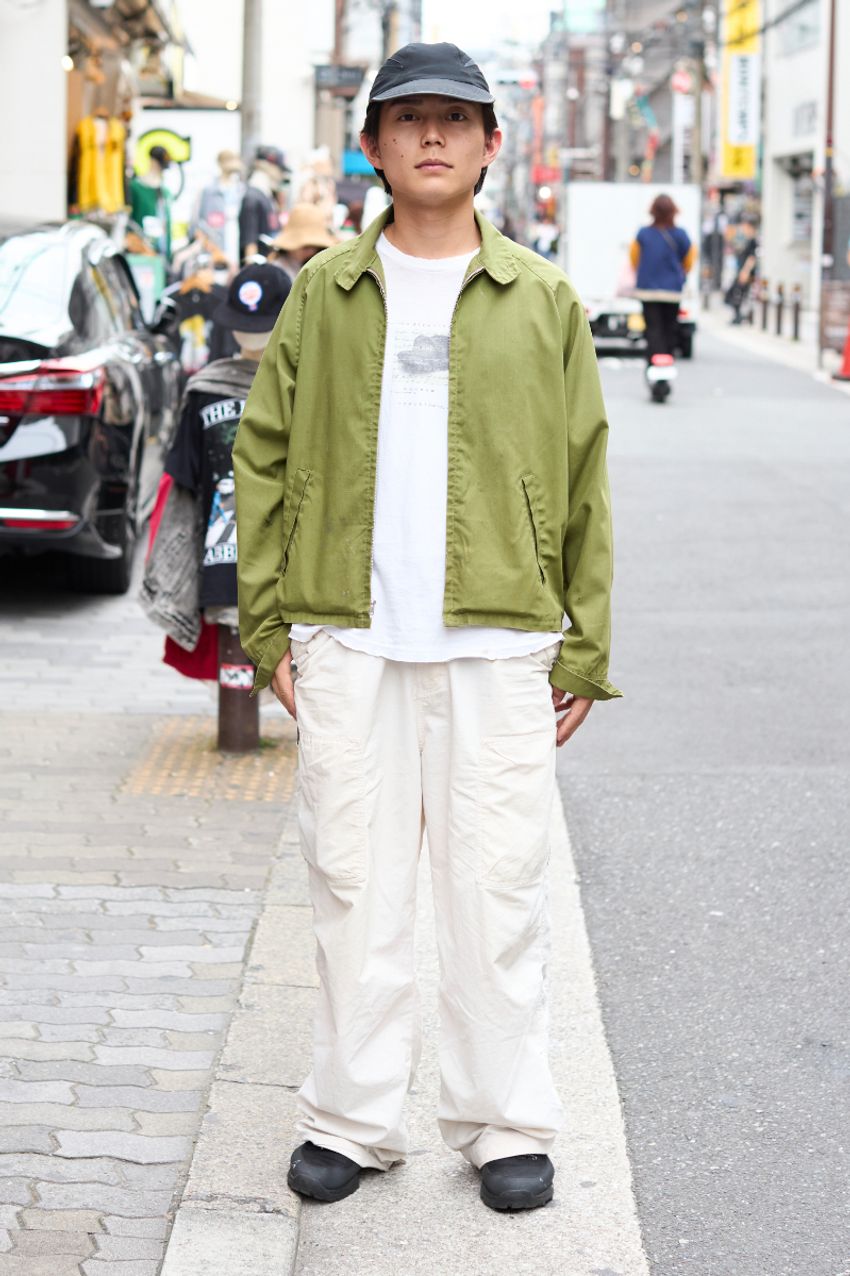 武骨で洗練された人気カラー「白×オリーブ」。街角の人はコーデにどう取り入れてた？ - 8枚目の画像
