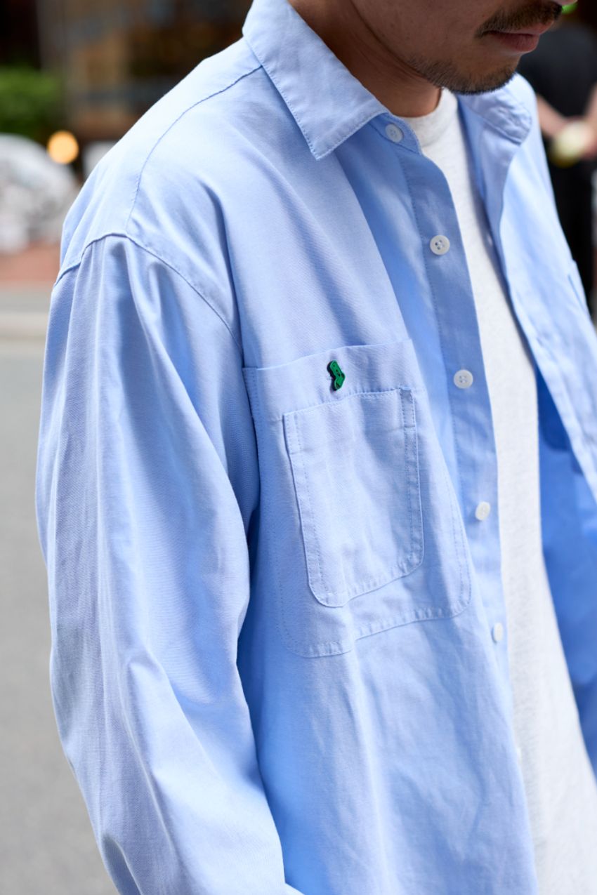 「その青シャツ、どこのブランド？」清潔感ある大人たちのシャツスタイルを街角スナップで - 7枚目の画像