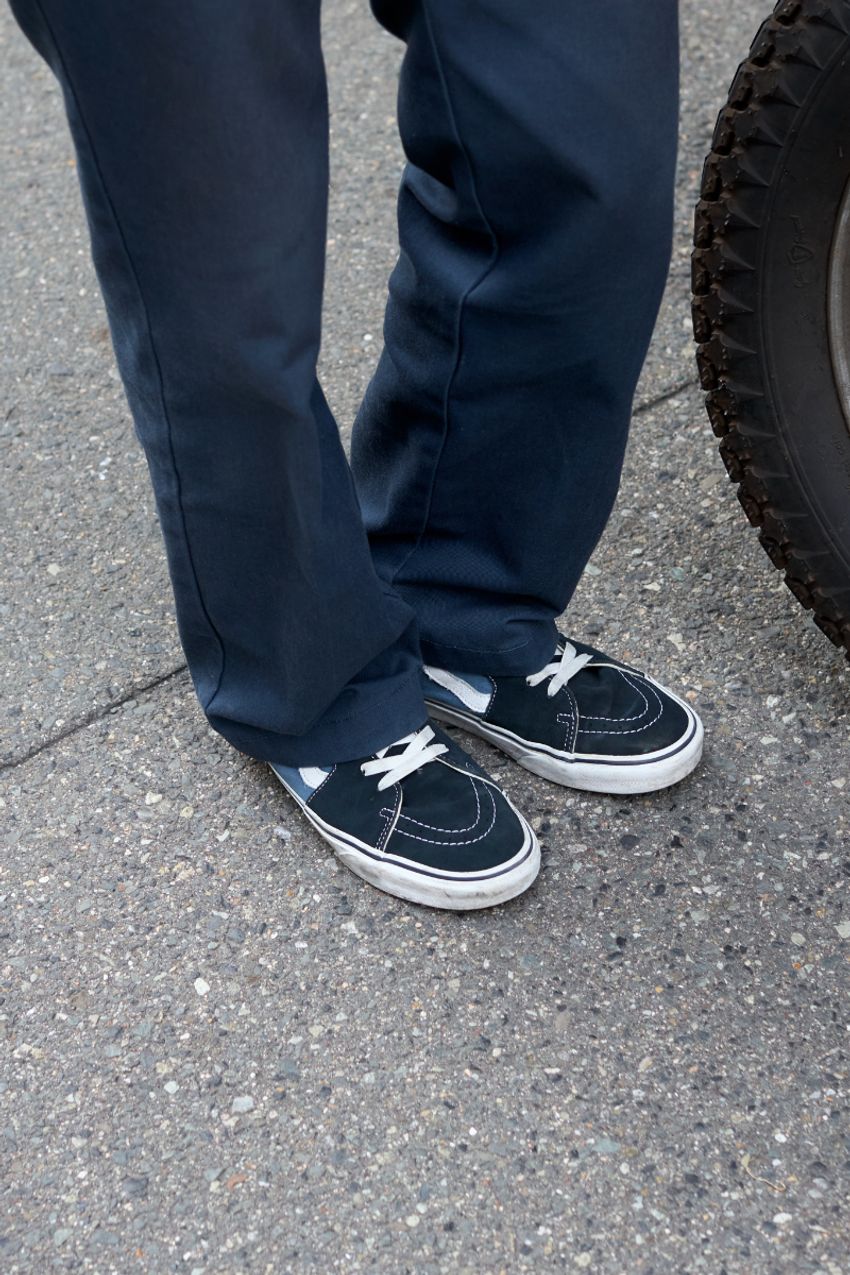 「白×ネイビー」は永遠の定番＆万能カラー！夏コーデに落とし込んだ大人たちをスナップで - 3枚目の画像