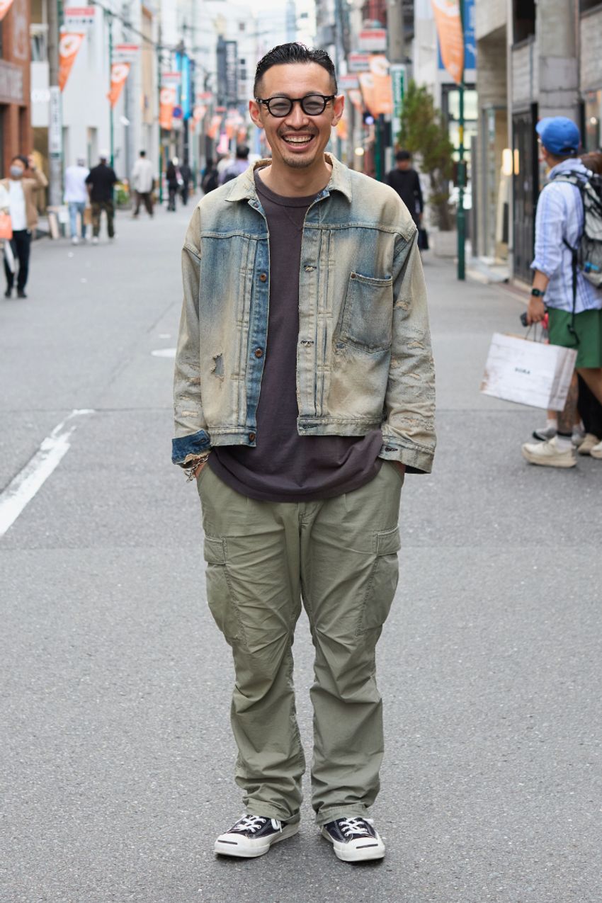 “脱・ブラックコーデ”で真似たいカジュアルスタイル3選！落ち着いた色使いのコツ - 6枚目の画像