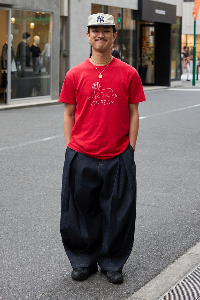 Tシャツ=シュプリーム パンツ=セイジネーション シューズ=ローバー 帽子=古着 アクセサリー=不明