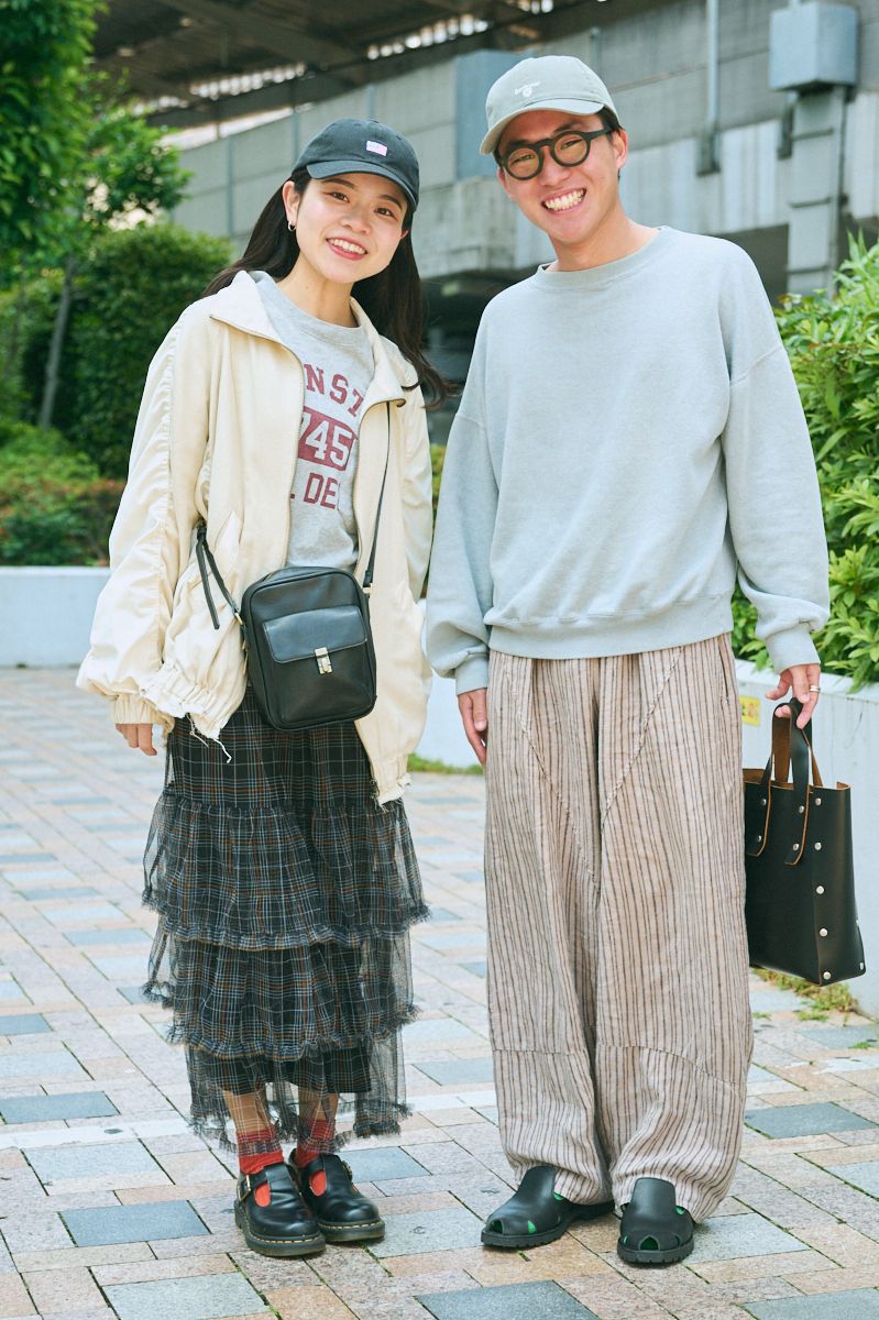 スウェット、パンツ=ともに古着 シューズ=エンダースキーマ 帽子=バブアー 眼鏡=ジャックデュラン バッグ=エンダースキーマ リング=ティファニー