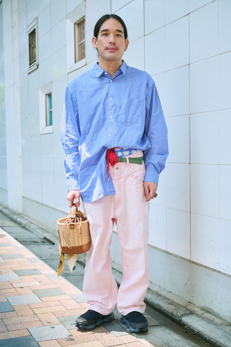 シャツ=ユニクロプラスジェイ パンツ=ウル シューズ=ナイキ バッグ=ミスタージェントルマン リング=ヴィンテージ