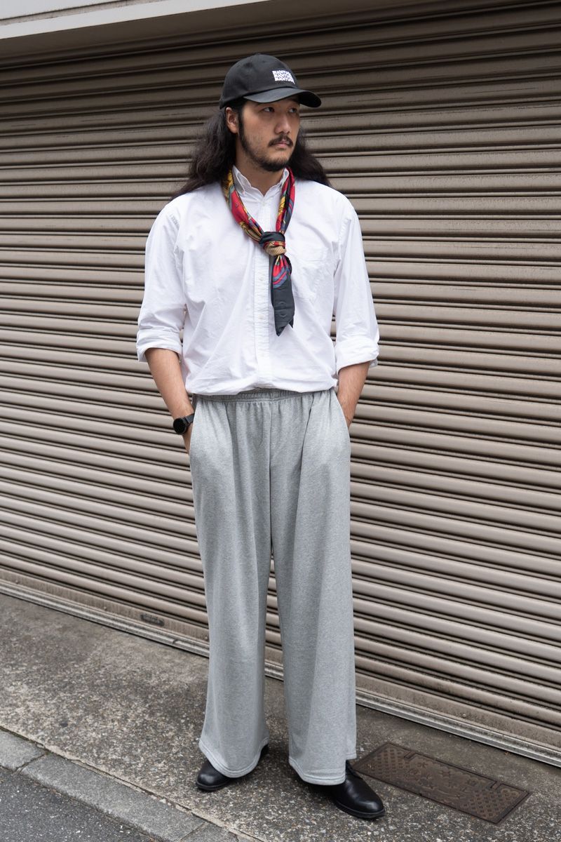 シャツ、パンツ=ともにユニクロ シューズ=リーガル 帽子=ディセンダント×ブティック 腕時計=ガーミン スカーフ=エルメス リング=エブリング