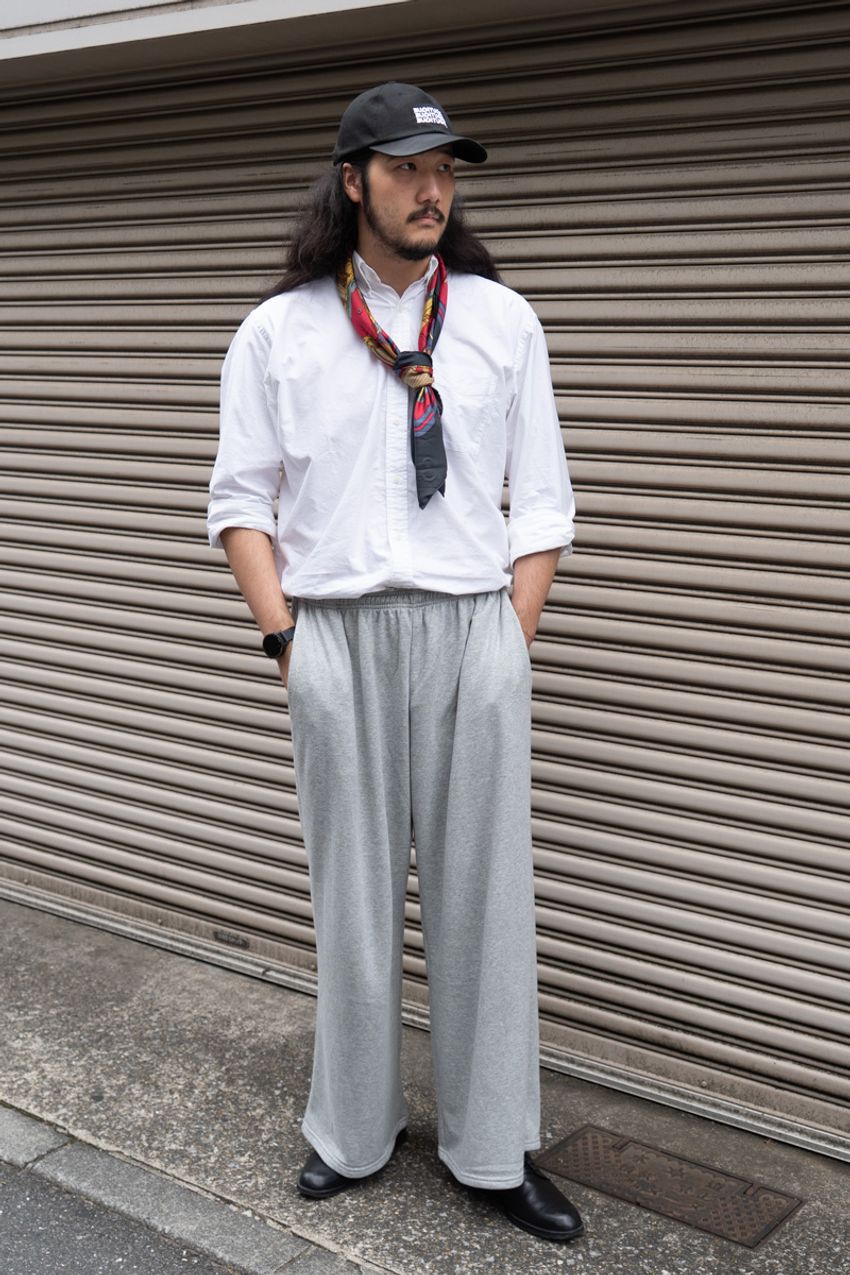 デニム、シャツ、スウェットetc.初夏の「ユニクロ」スタイル3選！洒落者たちの愛用アイテムは…… - 2枚目の画像