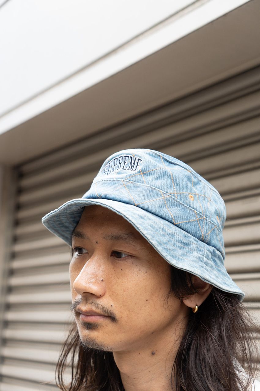 最旬バケットハットスタイルを街角からお届け！リアルに愛用されていたのはデニム素材、ブラックetc. - 8枚目の画像