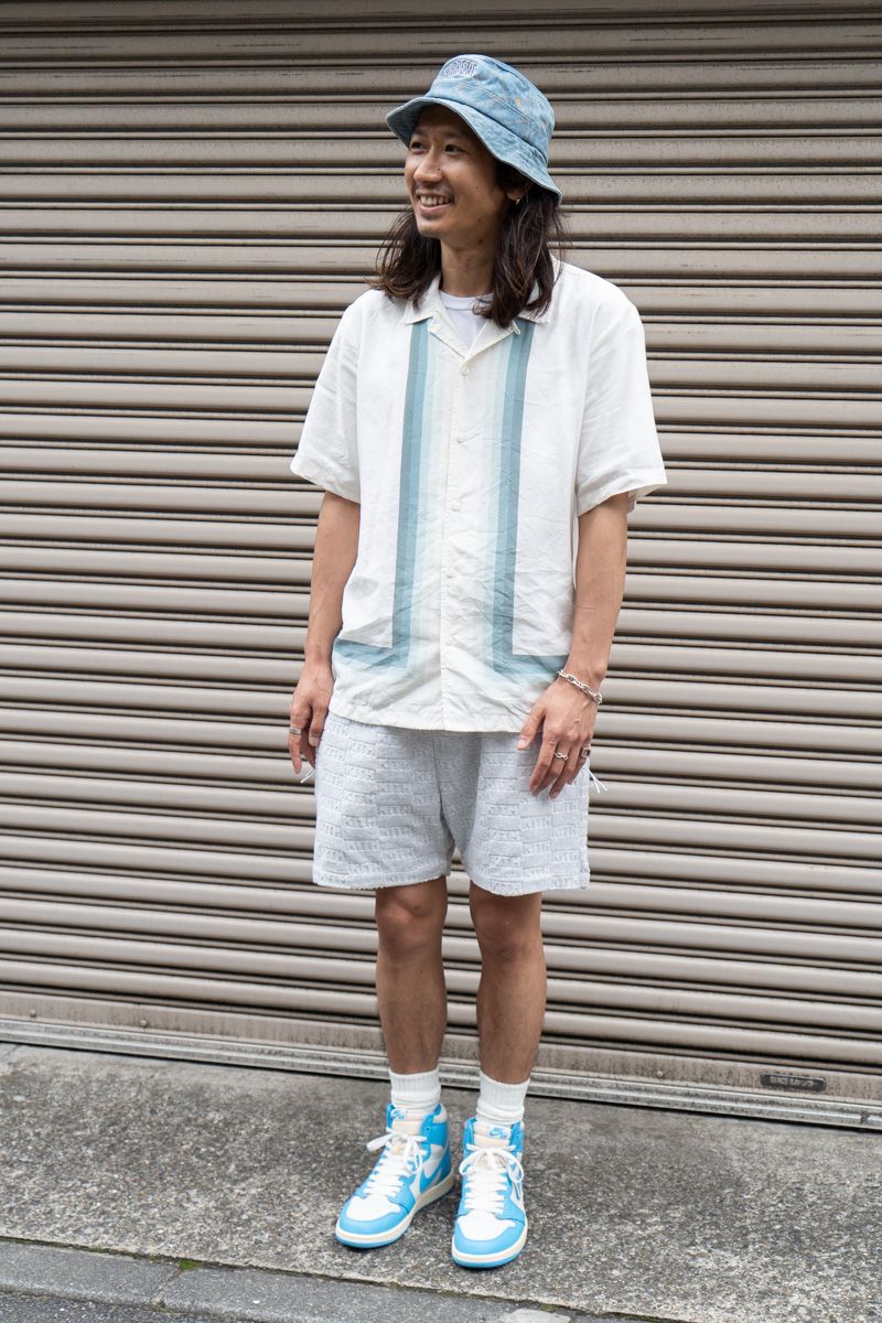シャツ、パンツ=ともにキス Tシャツ=ヒューマンメイド シューズ=ナイキ 帽子=シュプリーム ピアス、リング=ともにトムウッド ブレスレット=エルメス リング2=メゾンマルジェラ