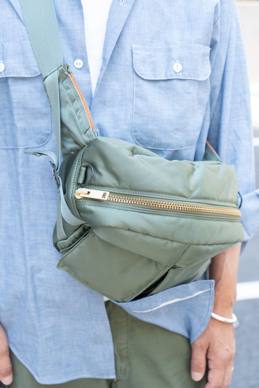 「シャツ×軍パン」定番アメカジが洒落るコツをスナップで。ベスト重ね、アクセ使いetc. - 3枚目の画像