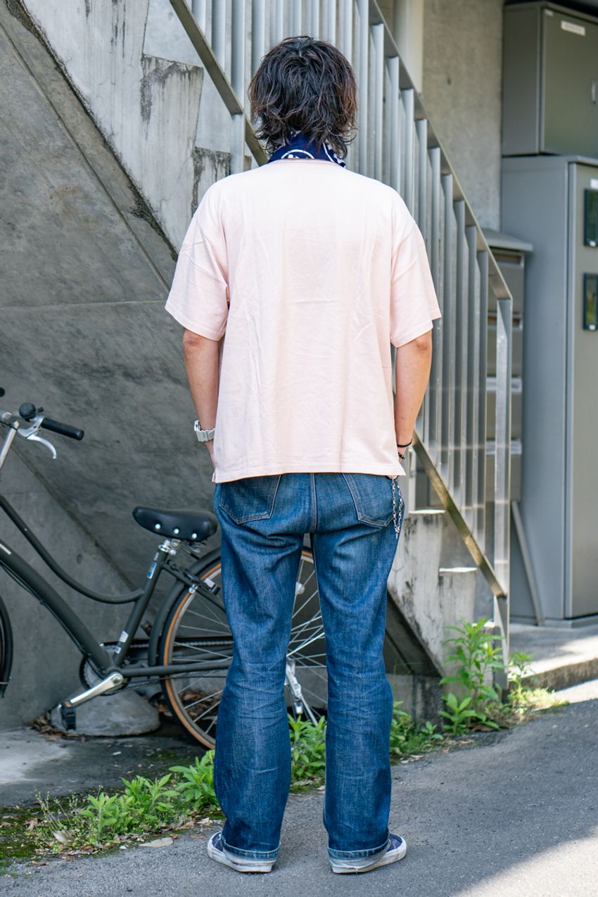 夏に“濃いめの青デニム”を選んだ街の洒落者たち！大人らしさと引き締め役にも最適 - 9枚目の画像