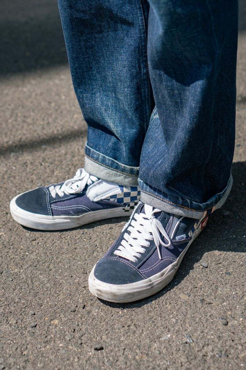 夏に“濃いめの青デニム”を選んだ街の洒落者たち！大人らしさと引き締め役にも最適 - 10枚目の画像