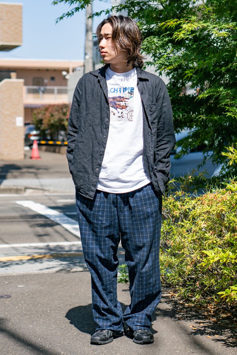 ジャケット＝ユニクロ　Tシャツ＝イーチタイム　パンツ＝ノーティカ　シューズ＝サロモン