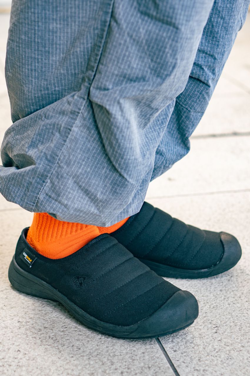 夏の街角で増えている“ベージュのシャツ”。人気の理由をスナップで探ってみた！ - 5枚目の画像