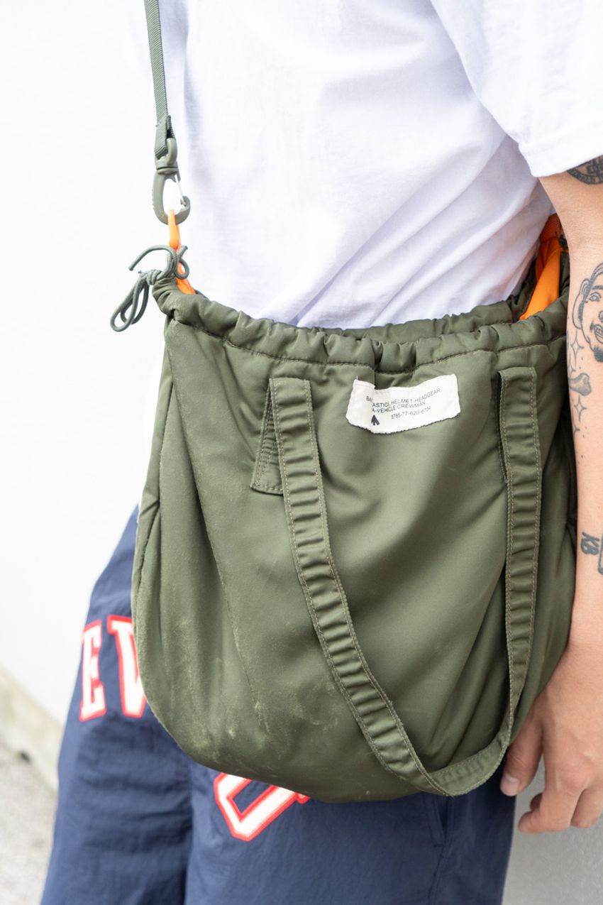 膝下丈の「ショーツ」コーデ3選を街角スナップで。王道白T、柄シャツ合わせetc. - 3枚目の画像