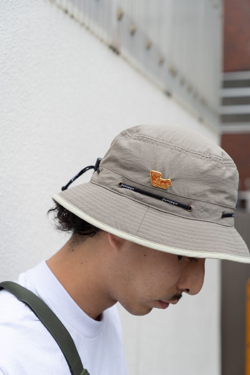 膝下丈の「ショーツ」コーデ3選を街角スナップで。王道白T、柄シャツ合わせetc. - 5枚目の画像