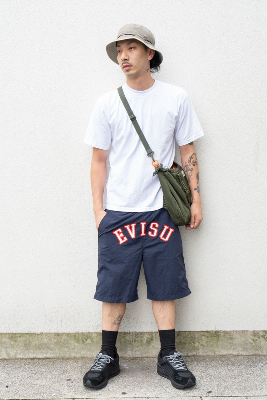 膝下丈の「ショーツ」コーデ3選を街角スナップで。王道白T、柄シャツ合わせetc. - 2枚目の画像