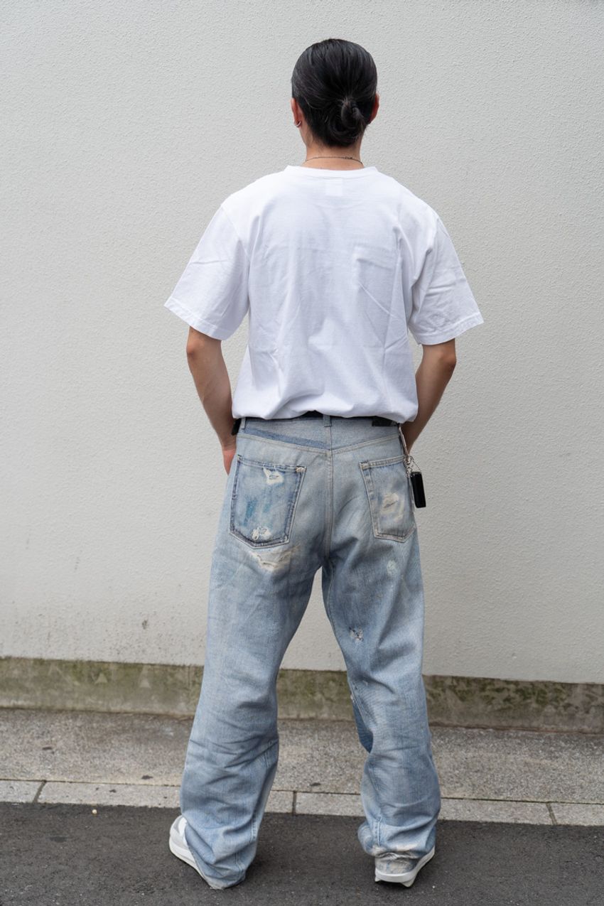 「Tシャツ×デニム」でシンプルに装った街角の3名！緩め、タックインなど“技あり”なコーデ集 - 8枚目の画像