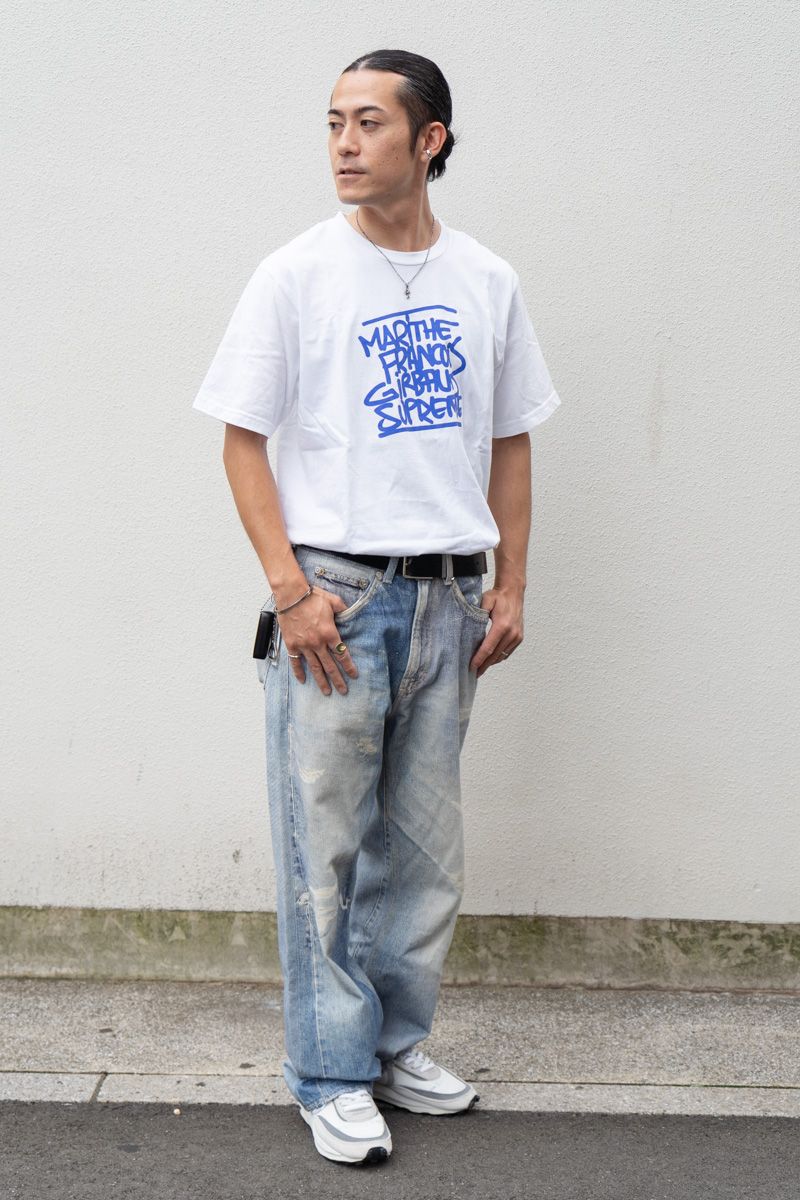 Tシャツ＝シュプリーム×マリテフランソワジルボー　デニム＝アワーレガシー　シューズ＝サカイ×ナイキ　ベルト＝エムエムシックスメゾンマルジェラ　ネックレス＝クロムハーツ　バングル＝メゾンマルジェラ　リング＝トムウッド