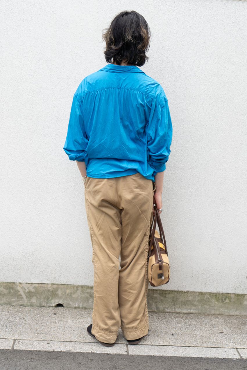 夏のシャツ、着こなし方は無限大！「フツウに着る」だけじゃない魅力を3名のスナップで - 5枚目の画像