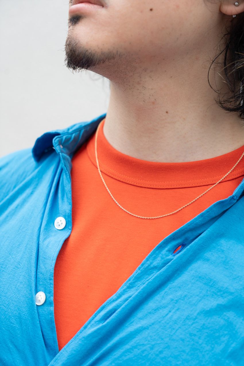 夏本番も活躍間違いなしの「青シャツ」コーデ3選。洒落者たちのひと工夫をスナップで学習 - 6枚目の画像