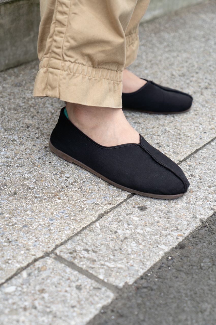 夏本番も活躍間違いなしの「青シャツ」コーデ3選。洒落者たちのひと工夫をスナップで学習 - 8枚目の画像