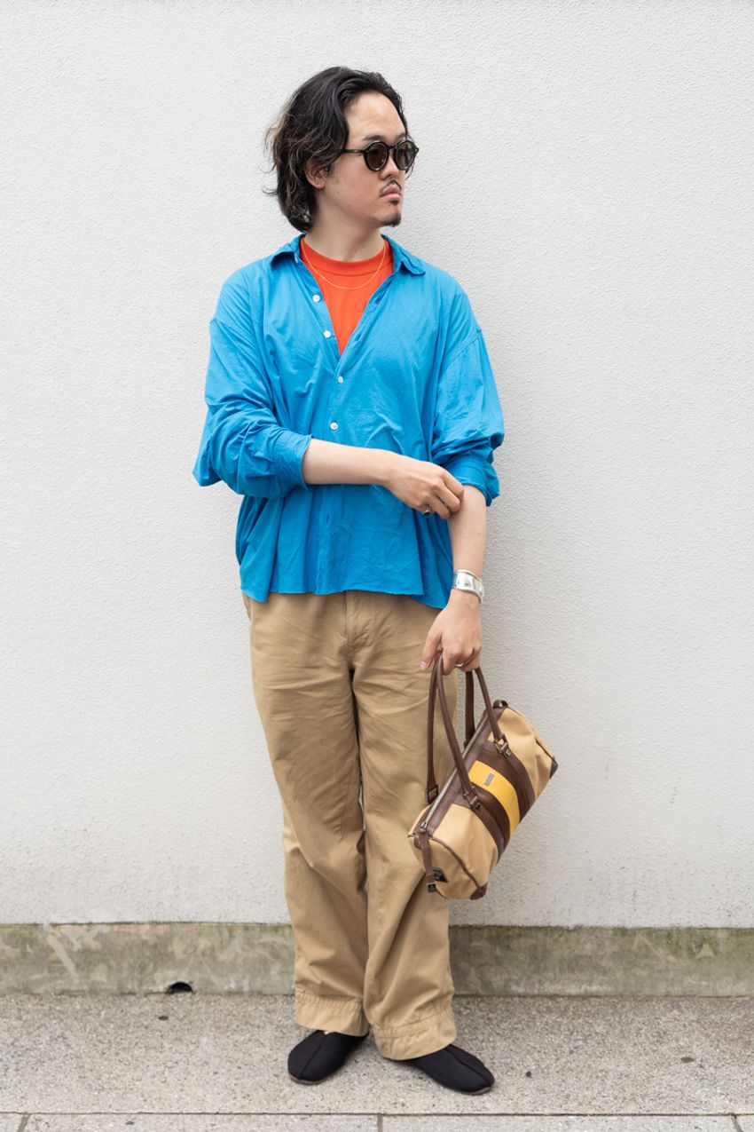 夏本番も活躍間違いなしの「青シャツ」コーデ3選。洒落者たちのひと工夫をスナップで学習 - 5枚目の画像
