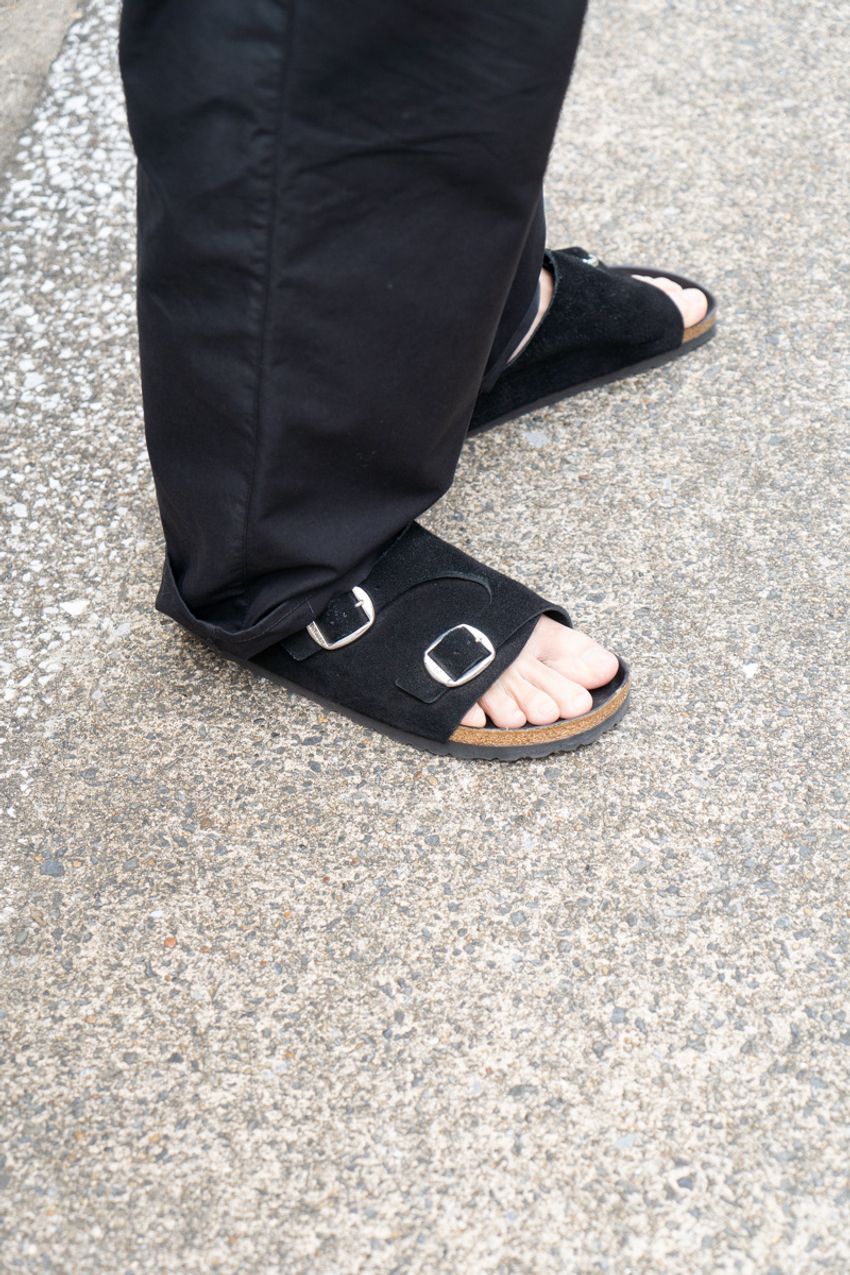 “真っ黒サンダル”は夏の大人の必須アイテム！洒落者たちの推薦ブランドとコーデ術を解説 - 7枚目の画像