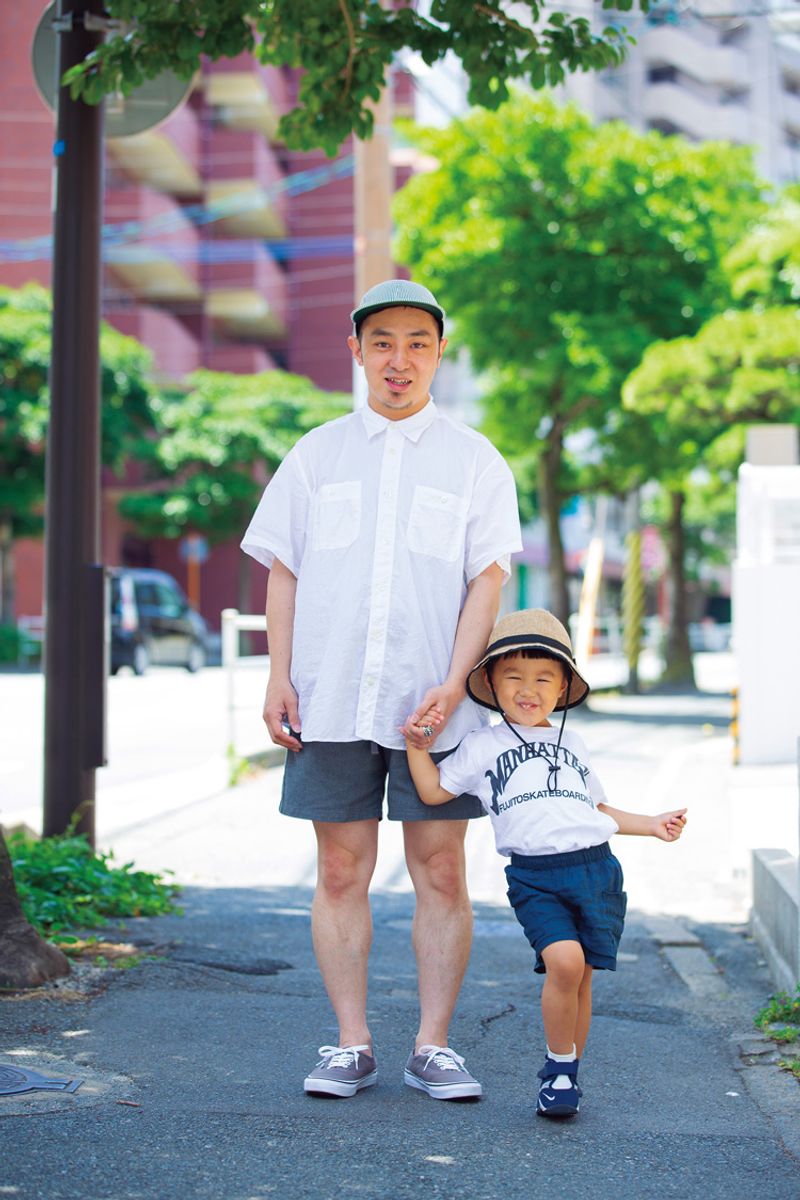 夏の父子ルックは、白トップス×青ショーツ×青スニーカーで清涼感 松尾卓実