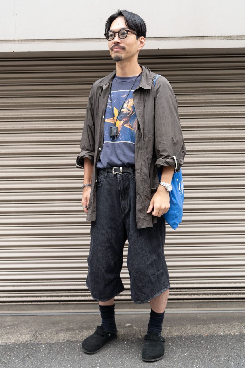 夏のシャツ、着こなし方は無限大！「フツウに着る」だけじゃない魅力を3名のスナップで - 2枚目の画像