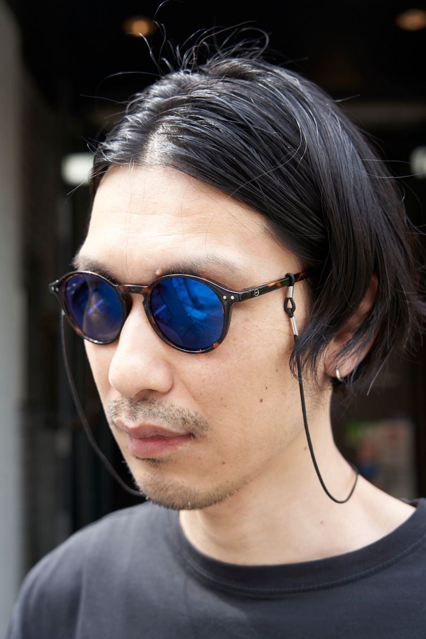 小さいけど、大きな力。“モノトーンのワンツーコーデ”を小物使いで格上げした洒落者たち - 4枚目の画像