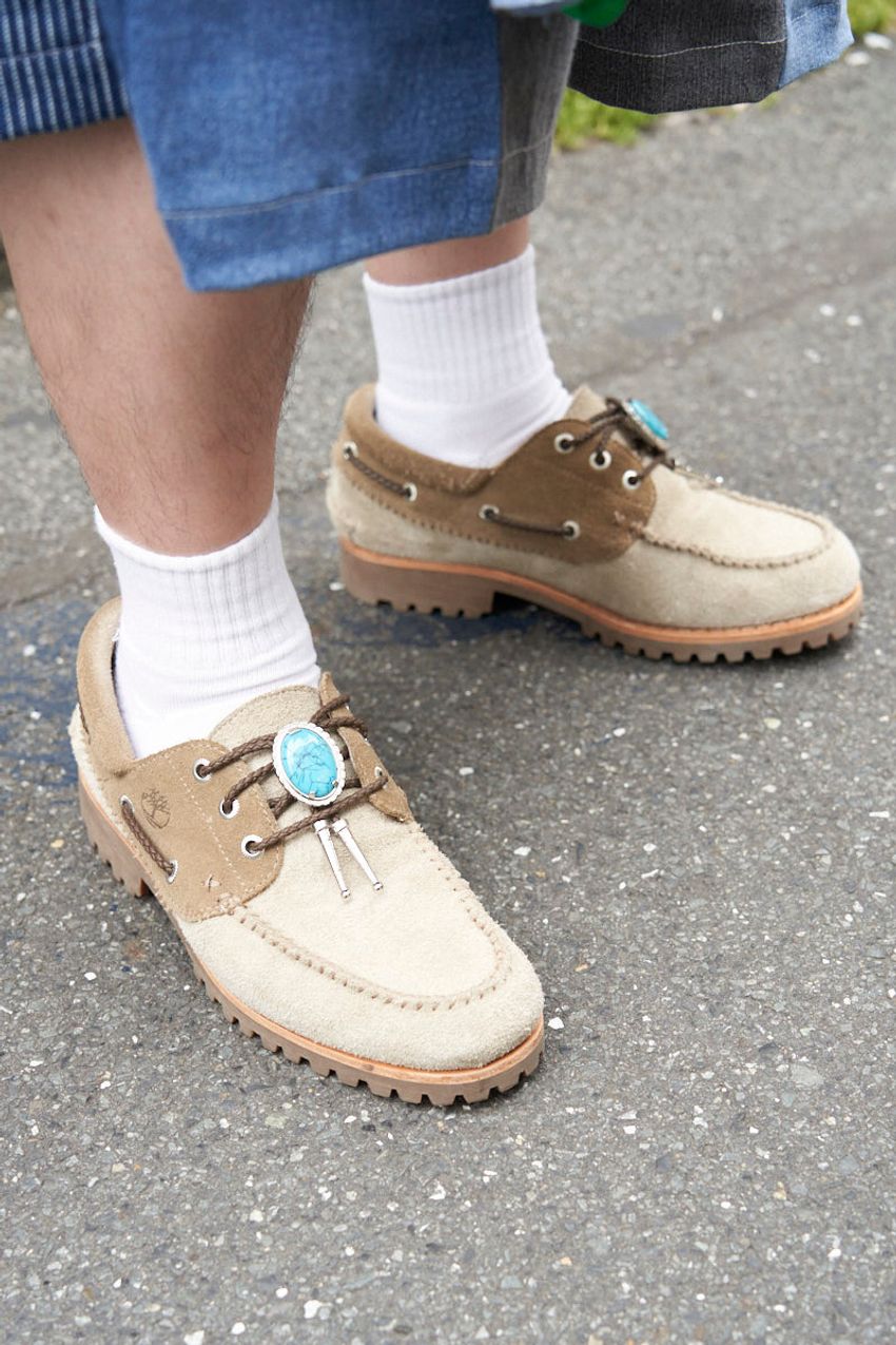 膝下丈の「ショーツ」コーデ3選を街角スナップで。王道白T、柄シャツ合わせetc. - 8枚目の画像