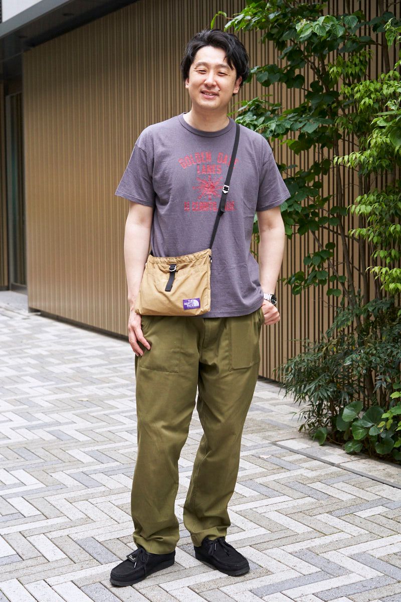 Tシャツ=ウエアハウス パンツ=古着 シューズ=クラークス バッグ=ザノースフェイス 腕時計=セイコー