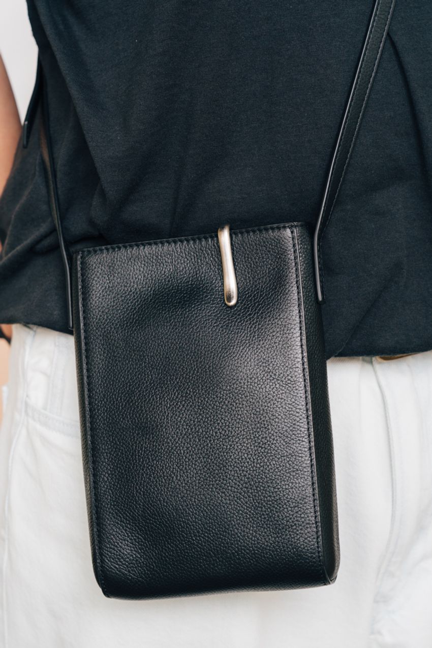 小さいけど、大きな力。“モノトーンのワンツーコーデ”を小物使いで格上げした洒落者たち - 10枚目の画像