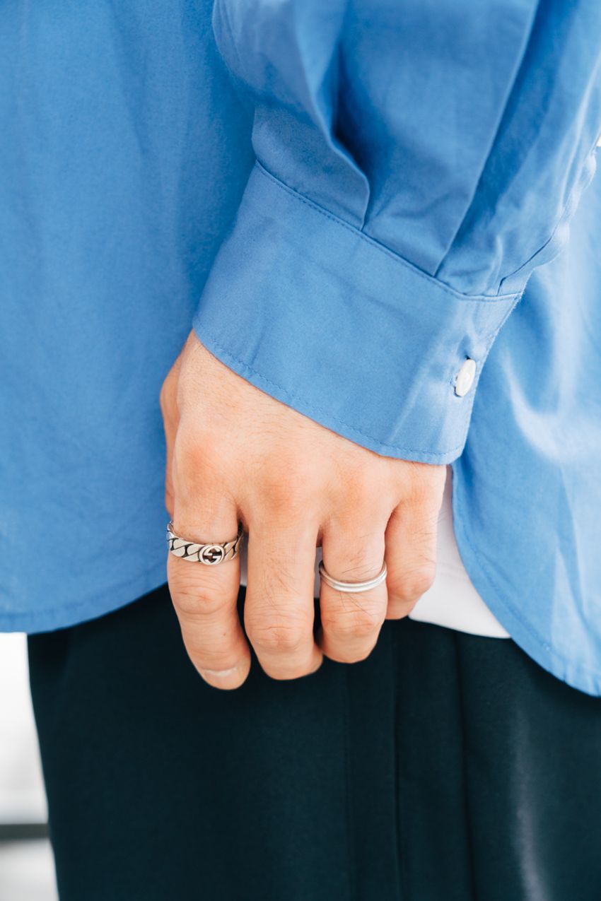 夏本番も活躍間違いなしの「青シャツ」コーデ3選。洒落者たちのひと工夫をスナップで学習 - 3枚目の画像