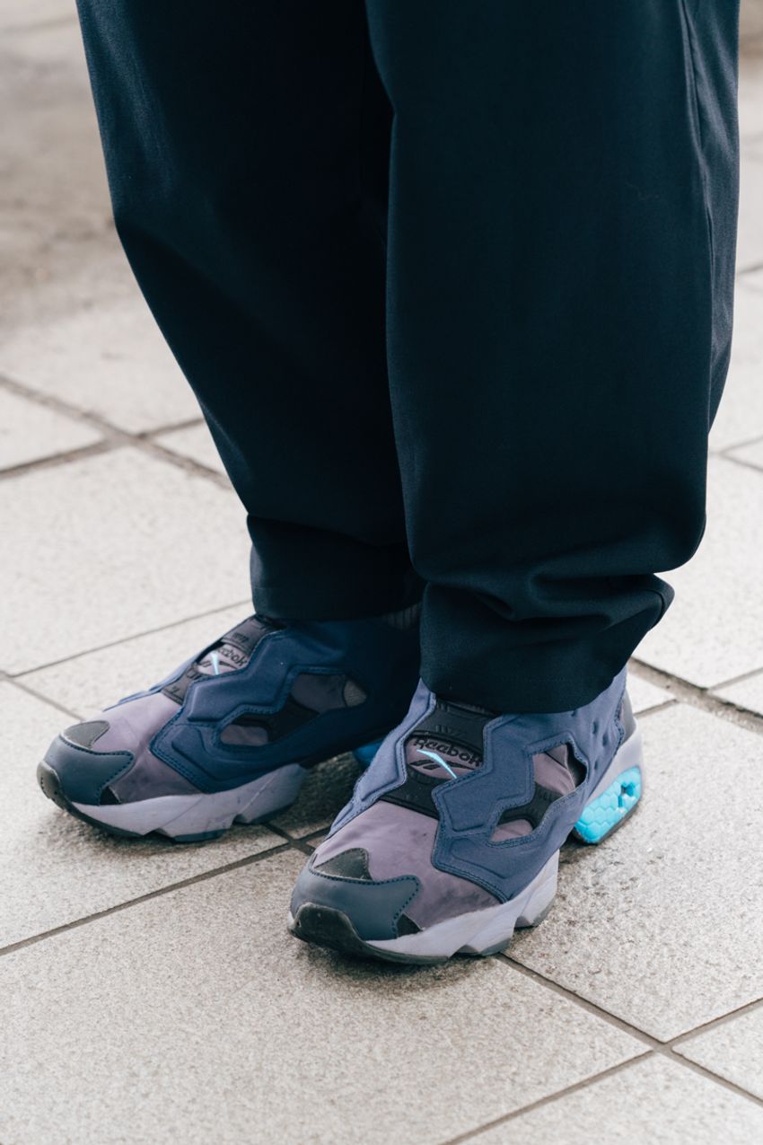 夏本番も活躍間違いなしの「青シャツ」コーデ3選。洒落者たちのひと工夫をスナップで学習 - 4枚目の画像