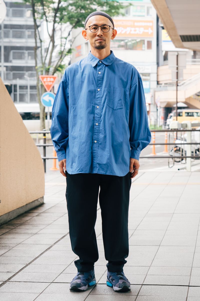シャツ、Tシャツ=ともにフレッシュサービス パンツ=エフシーレアルブリストル シューズ=リーボック 帽子=ノーブランド 眼鏡=オンデーズ リング=グッチ